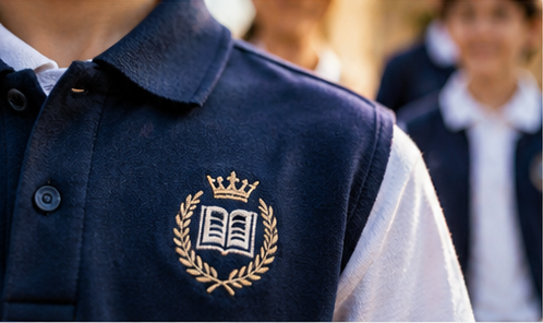 Uniformă școlară bleumarin cu emblemă brodată